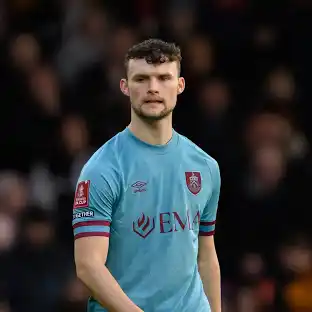 Luke McNally: Bek Tengah Irlandia dengan Ketenangan dan Kekuatan Duel Udara
